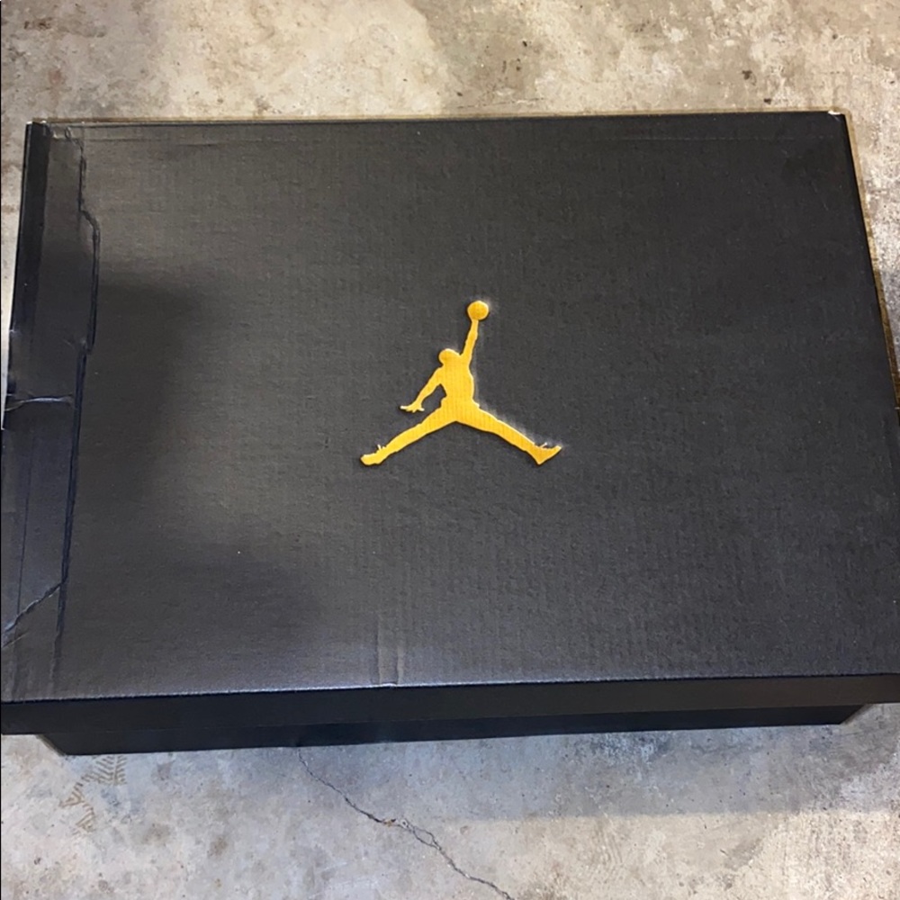 Fresh pair of Air Jordan 1 Mid
